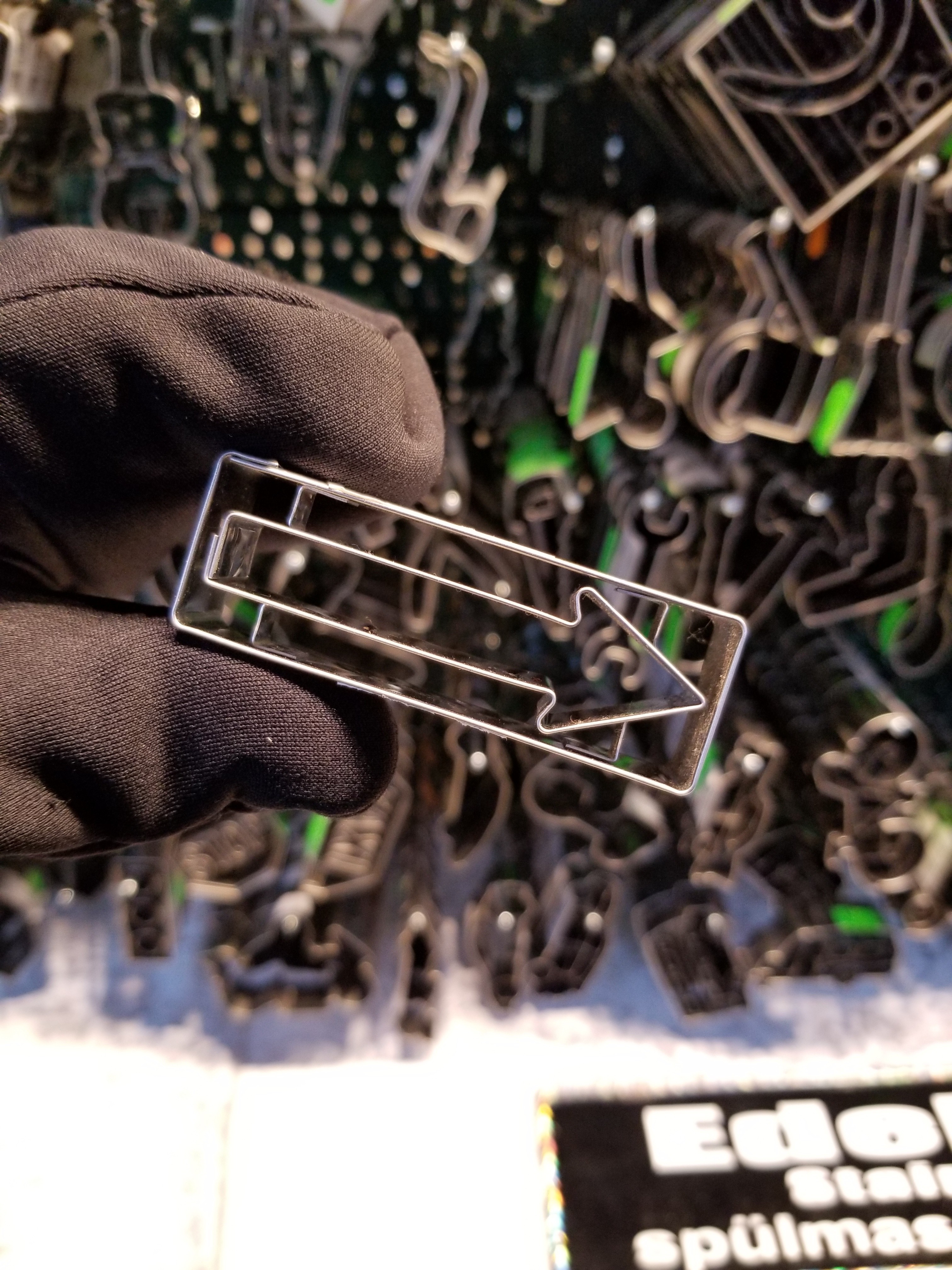 Cookie cutter shaped like an arrow